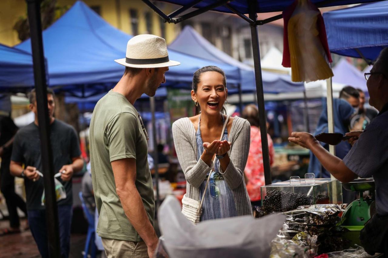 Hotel Hyatt Centric Kota Kinabalu Exterior foto A man and a woman at a street market